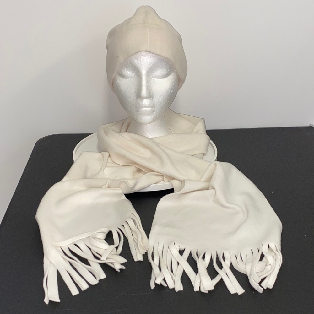 4 for $25 - Vintage Old Navy Cream Scarf and Hat Set